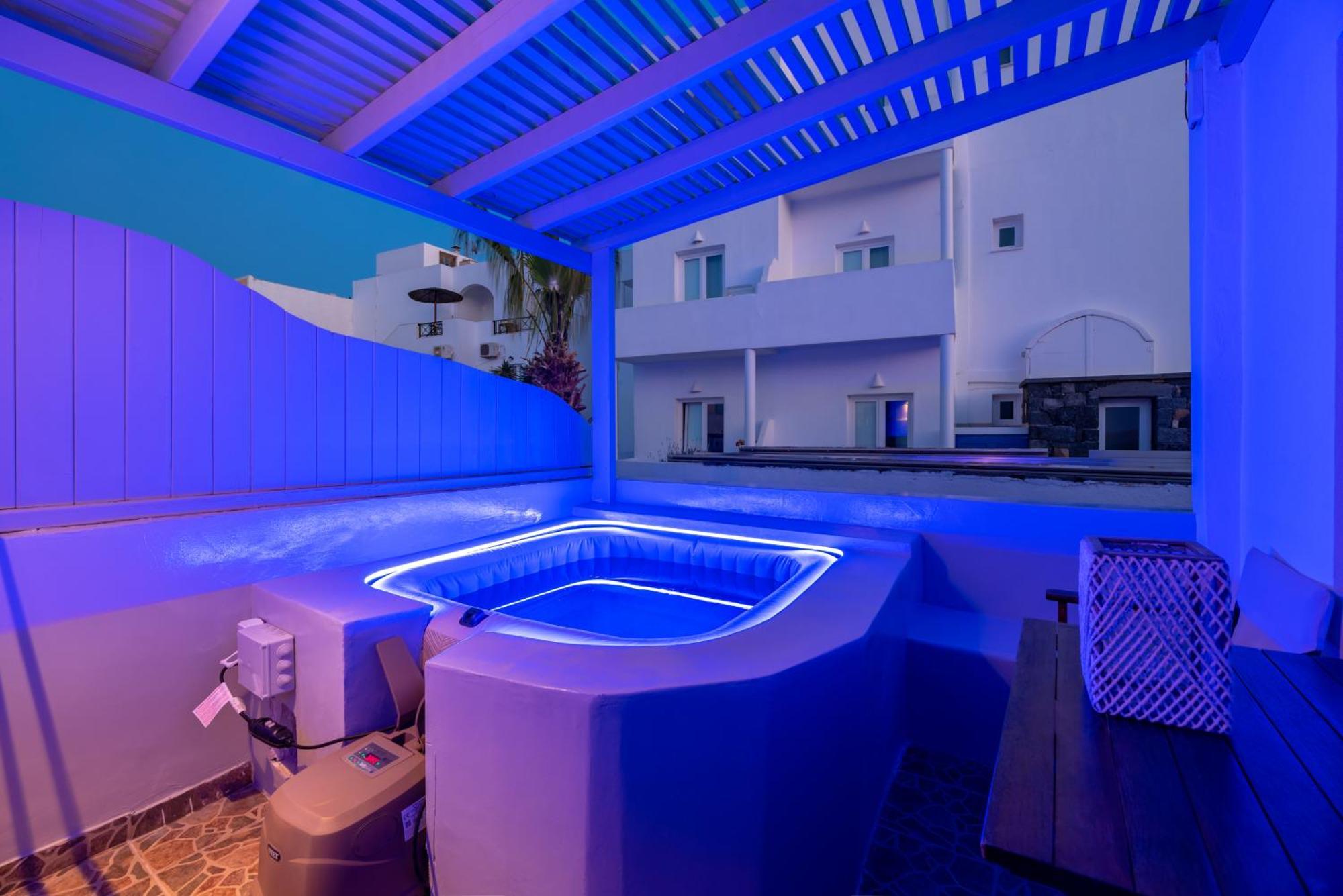 Aerenia Luxury Suites Karterados  Ngoại thất bức ảnh